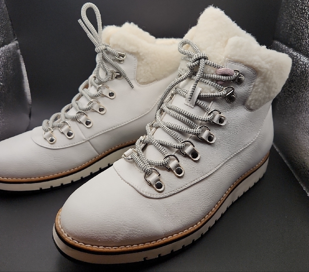 White Mountain Boots White Faux Fur Lined Size 10